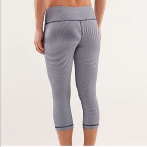 Lululemon Wunder Under crops size 6